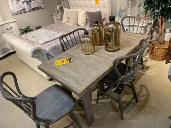 Hooker Furniture Ciao Bella Table & Stools