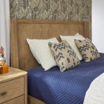 Flexsteel Normandy King Panel Bed - Image 6